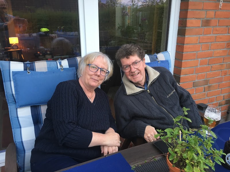Freundesbesuch Paar auf Terrasse