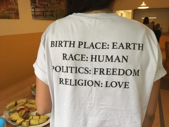 IMG_2657 T-Shirt-Text: „Birth Place: Earth Race: Human Politics: Freedom Religion: Love“