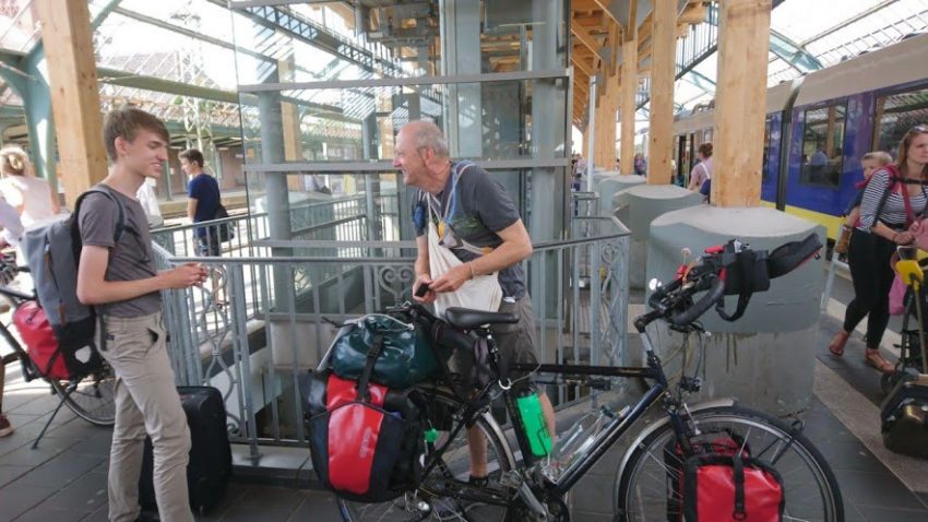 Erster Kontakt mit Fahrrad am Bahnhof