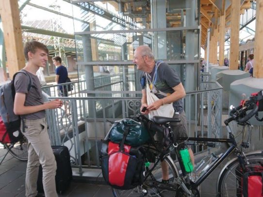 Erster Kontakt mit Fahrrad am Bahnhof