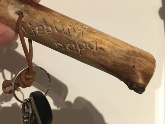 Ständiger Begleiter Geschnitzter Schlüsselanhänger: „Lieblings-Papa“