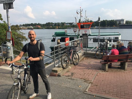 Freizeitradler Mann mit Rad vor Holtenau-Fähre