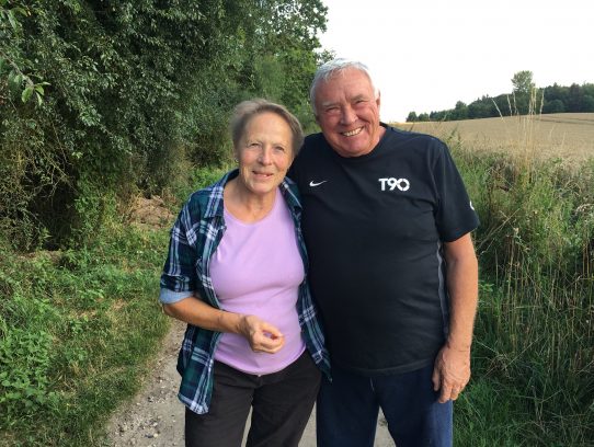 Baum-Empfehlung Ehepaar auf Weg vor Getreidefeld