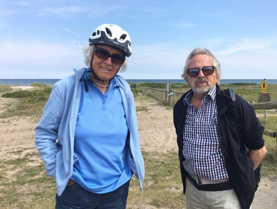 Jungbrunnen Radfahren älteres Paar vor der Ostsee