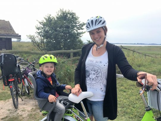 Lächelparade Mutter mit Sohn im Kindersitz