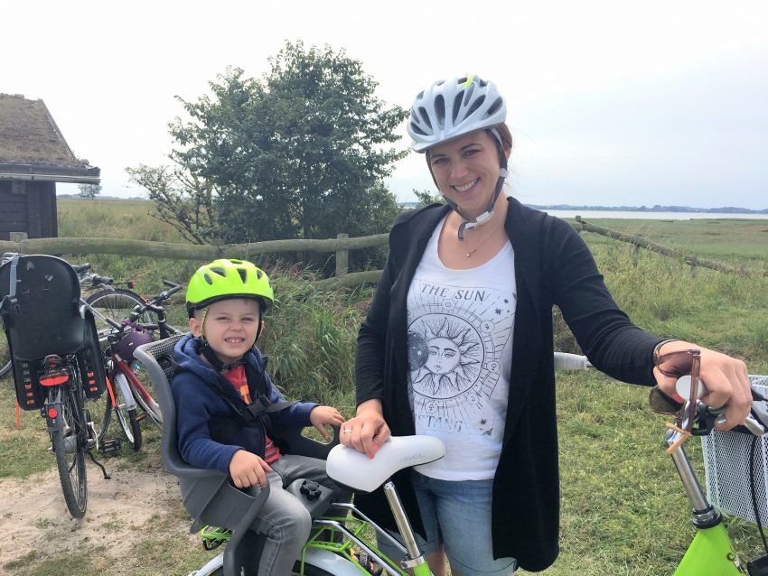 Lächelparade Mutter mit Sohn im Kindersitz