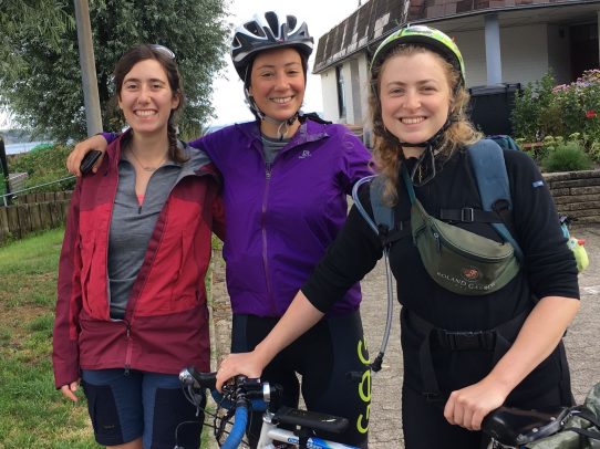 Charmantes Trio drei Fahrradfahrerinnen
