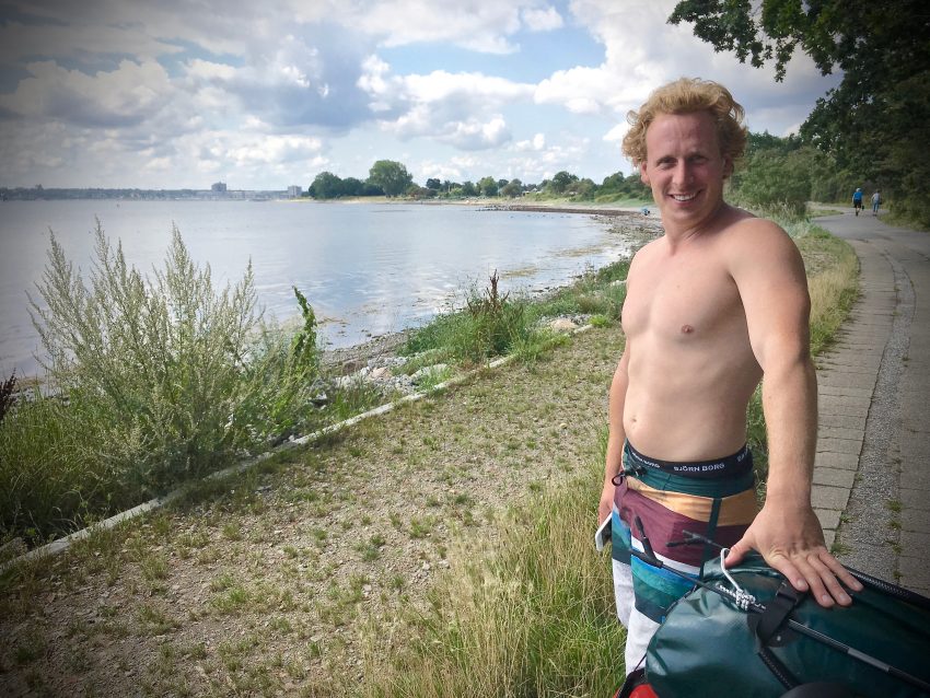 IMG_2366 Mann in Badeshorts am Strand