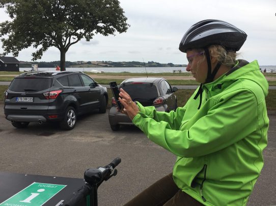 IMG_2970 Frau auf Lastenrad bedient ein Handy