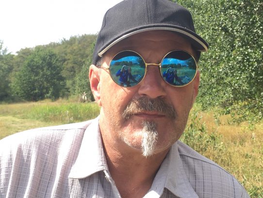 IMG_3439 Mann mit Cap und spiegelnder Sonnenbrille