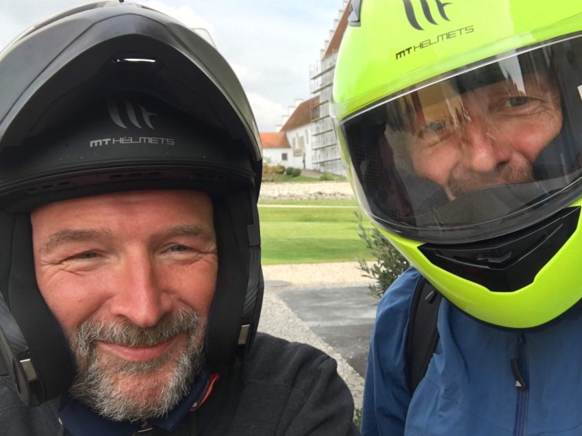IMG_5729 Zwei Köpfe in Motorenhelm