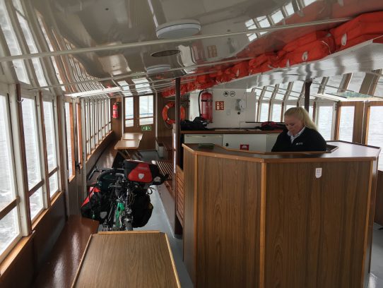 IMG_9407 Leeres Schiff innen, nur ein Rad und eine Angestellte