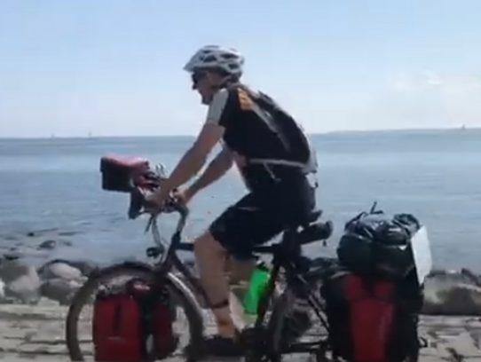 Video-Abfahrt Fahrradfahrer vor der Ostsee