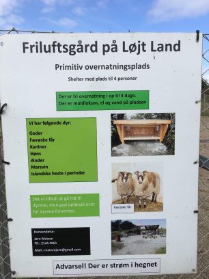 IMG_3843 Schild: Tiere auf dem Platz