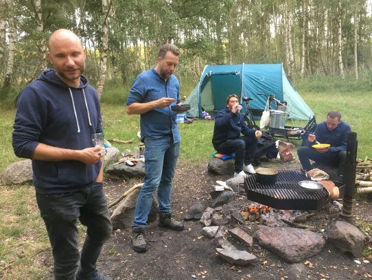 IMG_6651 Eine Gruppe campiert am Feuer