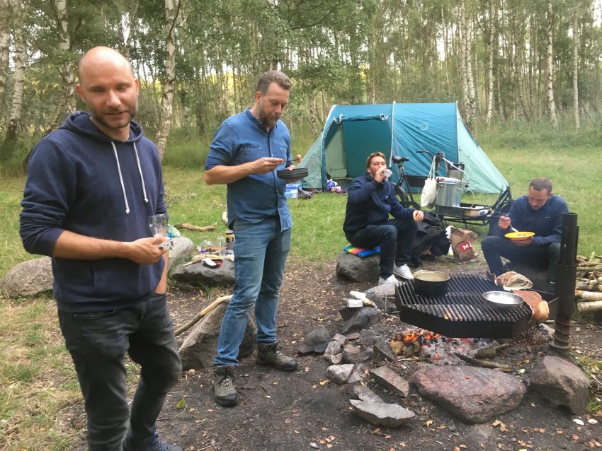 IMG_6651 Eine Gruppe campiert am Feuer