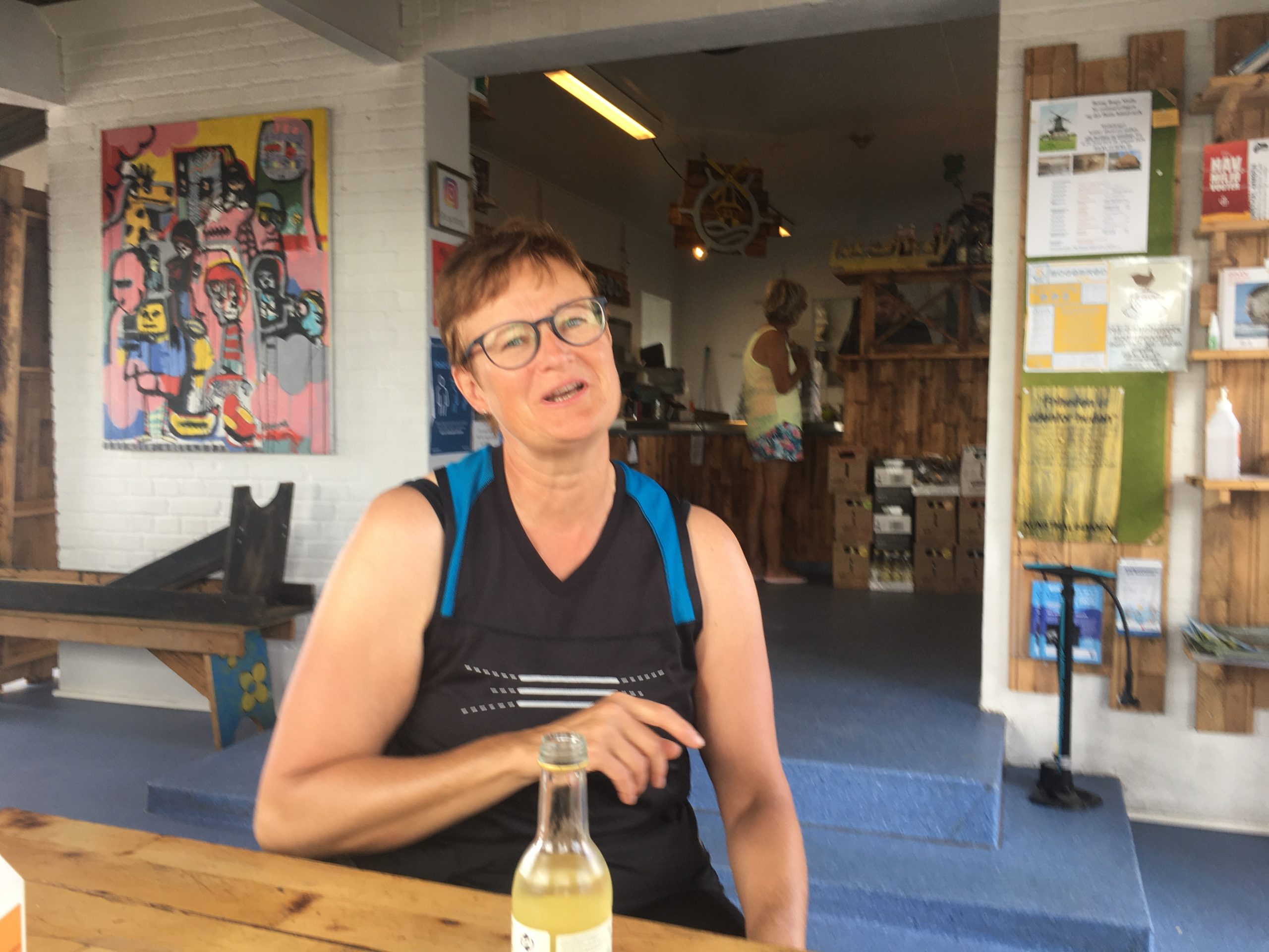 738D4AE6-6B72-492B-9509-399F75349C2A Frau mit Getränk