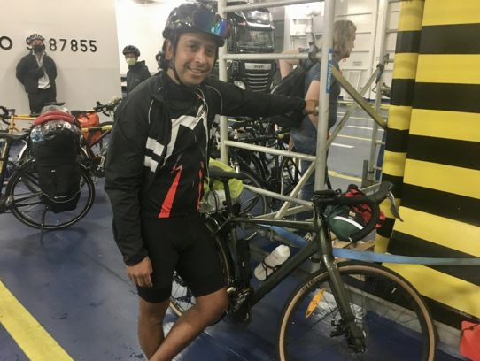 7583D15B-C3EC-49F3-9DF3-0CD32945F54F Mann in Fahrradkleidung und mit Rad unter Deck der Fähre