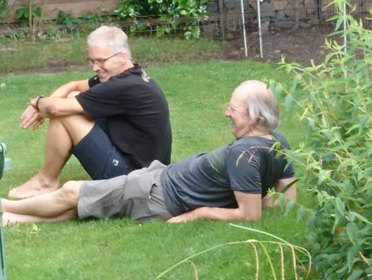mit Frank Zwei Männer liegen auf dem Rasen