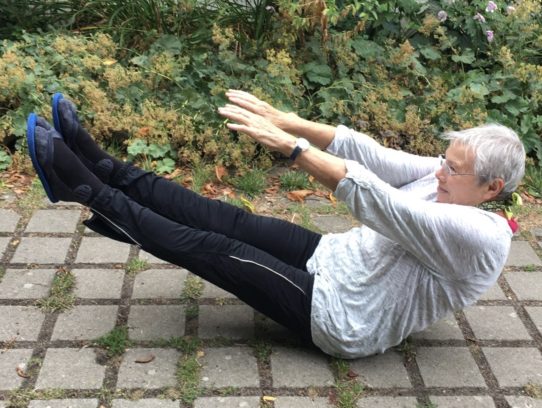 89B77151-E931-4742-817C-67F5A1BCB143 Frau macht Yoga-Übung auf dem Boden