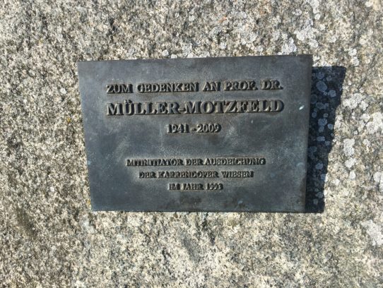 CEF4DA35-E6CC-4E6E-9799-3C2F38BA5751 Stein-Inschrift „Zum Gedenken an Prof. Dr. Müller-Motzfeld"