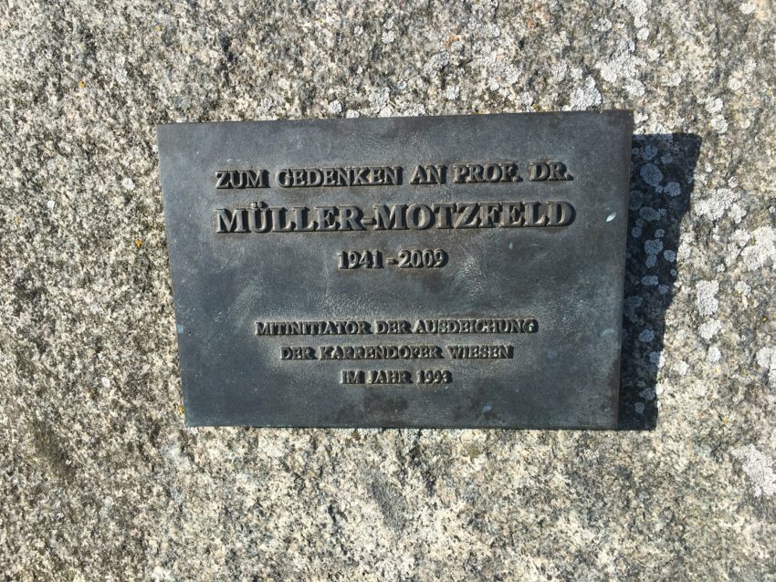 CEF4DA35-E6CC-4E6E-9799-3C2F38BA5751 Stein-Inschrift „Zum Gedenken an Prof. Dr. Müller-Motzfeld"